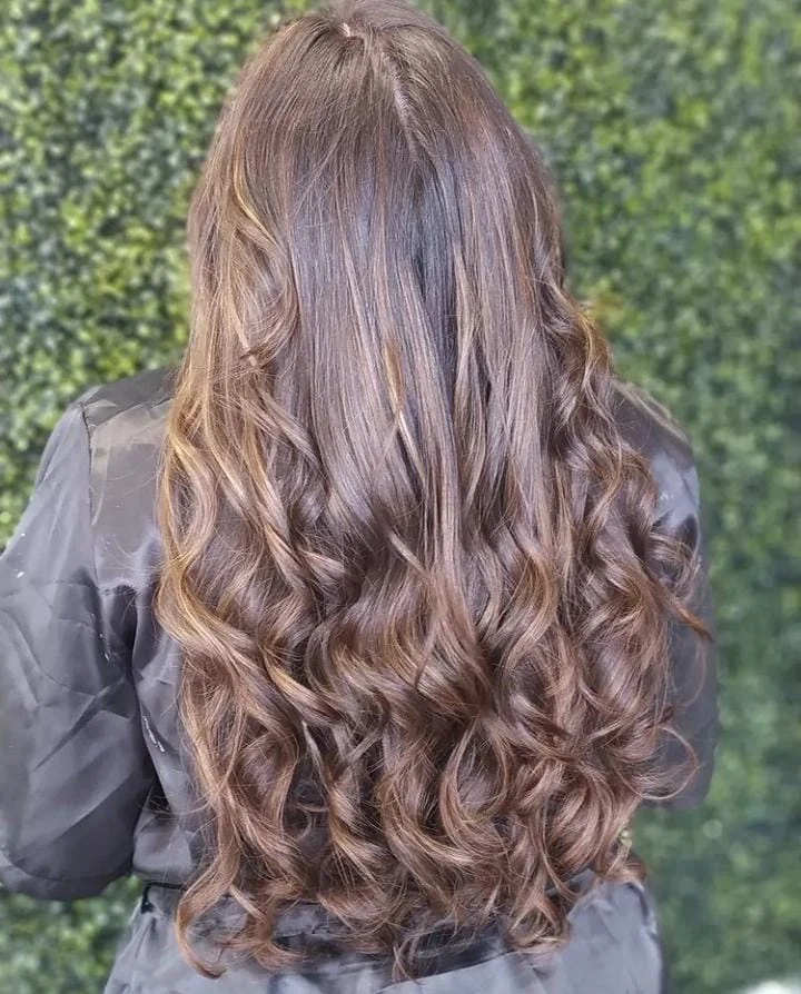 Cabelo castanho ondulado em trabalho publicado pelo espaço