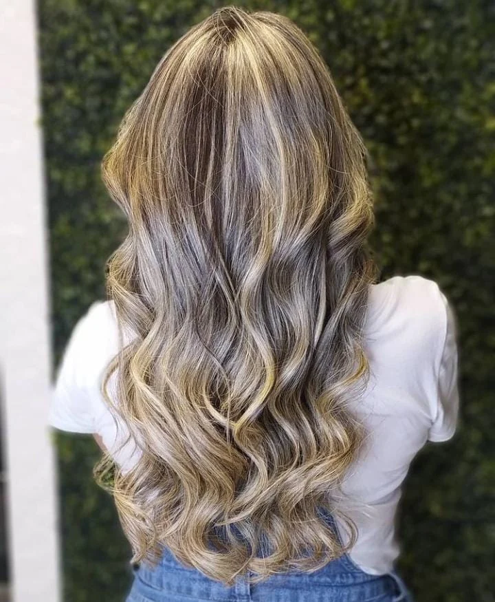 Cabelo longo com luzes e ondas, trabalho publicado pelo espaço Daniela Moraes